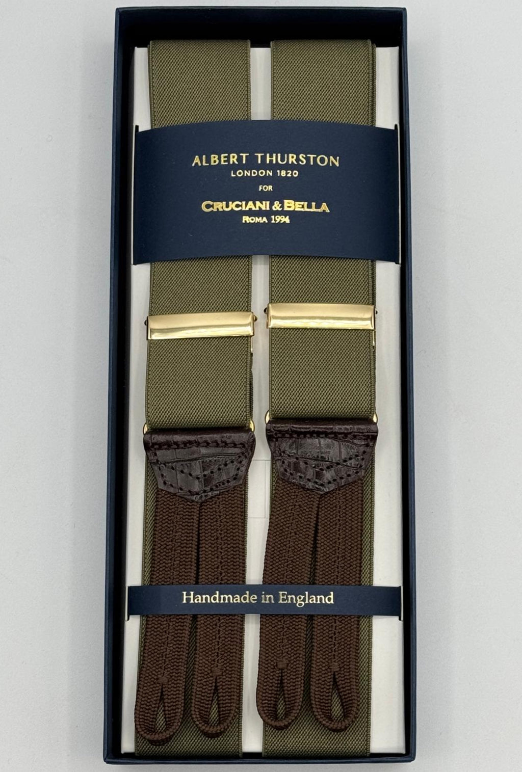Albert Thurston for Cruciani &amp; Bella
Made in England
Adjustable Sizing
35 mm elastic Khaki plain braces
Braid ends
Y-Shaped
Gold Fittings
Size Multifit Adjustable&nbsp;Length:&nbsp;115cm (= 45 inch) Maximum