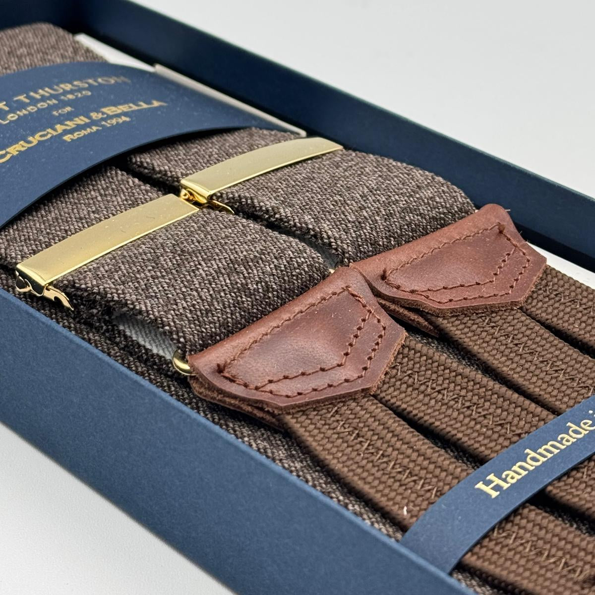 Albert Thurston for Cruciani &amp; Bella
Made in England
Adjustable Sizing
35 mm elastic Brown Plain Melange Braces
Braid ends
Y-Shaped
Gold Fittings
Size Multifit Adjustable&nbsp;Length:&nbsp;115cm (= 45 inch) Maximum