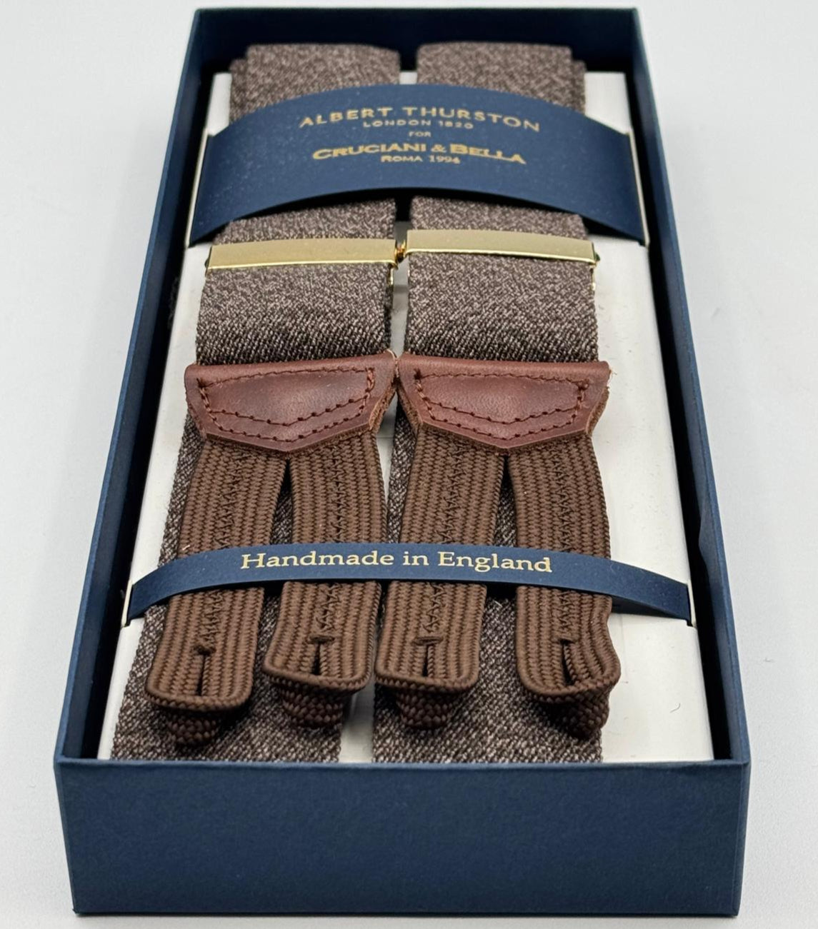 Albert Thurston for Cruciani &amp; Bella
Made in England
Adjustable Sizing
35 mm elastic Brown Plain Melange Braces
Braid ends
Y-Shaped
Gold Fittings
Size Multifit Adjustable&nbsp;Length:&nbsp;115cm (= 45 inch) Maximum