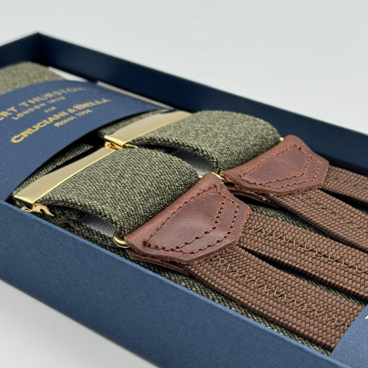 Albert Thurston for Cruciani &amp; Bella
Made in England
Adjustable Sizing
35 mm elastic Green Plain Melange Braces
Braid ends
Y-Shaped
Gold Fittings
Size Multifit Adjustable&nbsp;Length:&nbsp;115cm (= 45 inch) Maximum