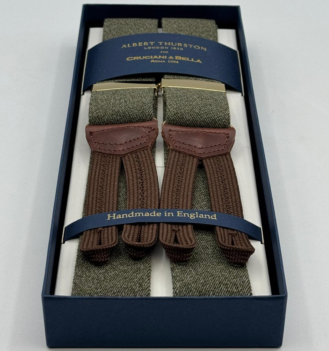 Albert Thurston for Cruciani &amp; Bella
Made in England
Adjustable Sizing
35 mm elastic Green Plain Melange Braces
Braid ends
Y-Shaped
Gold Fittings
Size Multifit Adjustable&nbsp;Length:&nbsp;115cm (= 45 inch) Maximum