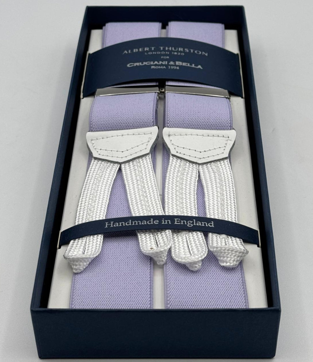 Albert Thurston for Cruciani &amp; Bella
Made in England
Adjustable Sizing
35 mm elastic Lilac plain braces
Braid ends
Y-Shaped
Nickel Fittings
Size Multifit Adjustable&nbsp;Length:&nbsp;115cm (= 45 inch) Maximum