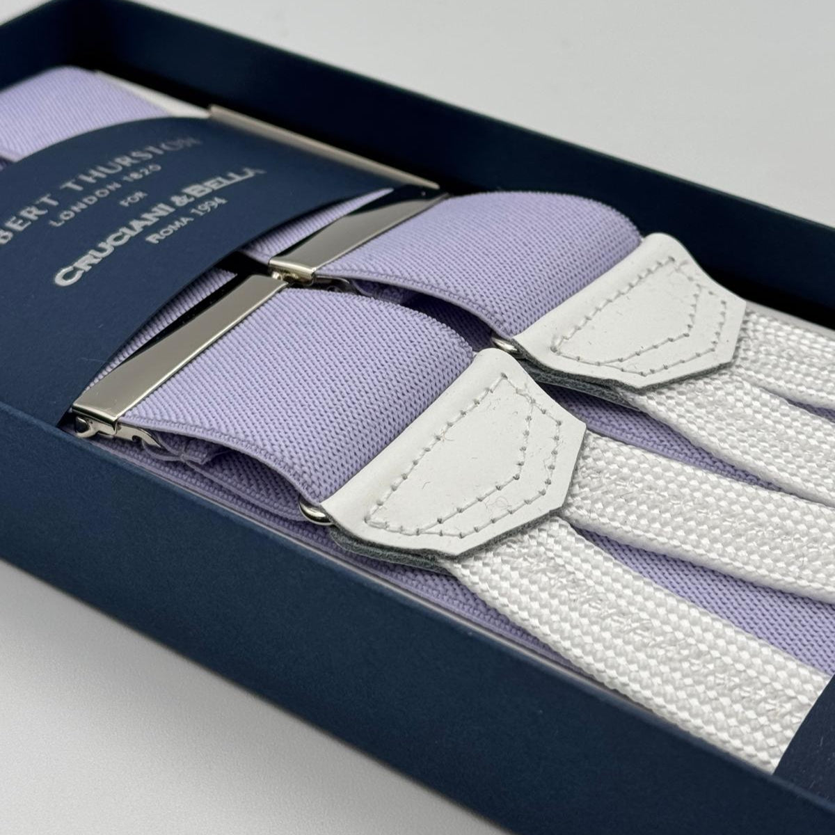 Albert Thurston for Cruciani &amp; Bella
Made in England
Adjustable Sizing
35 mm elastic Lilac plain braces
Braid ends
Y-Shaped
Nickel Fittings
Size Multifit Adjustable&nbsp;Length:&nbsp;115cm (= 45 inch) Maximum