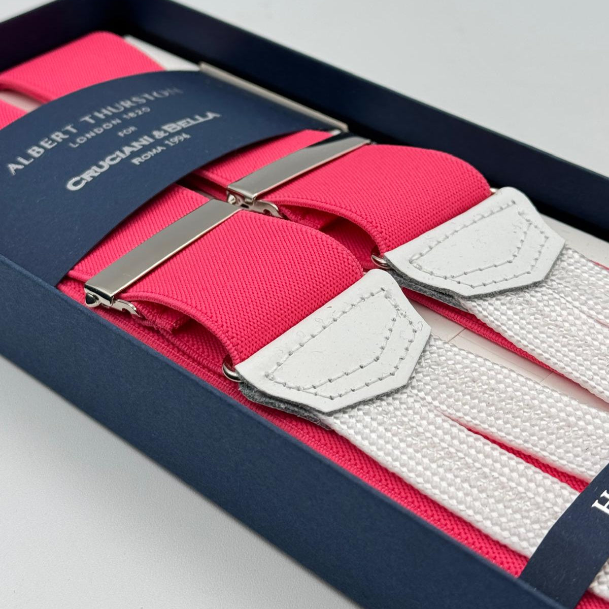 Albert Thurston for Cruciani &amp; Bella
Made in England
Adjustable Sizing
35 mm elastic Pink plain braces
Braid ends
Y-Shaped
Nickel Fittings
Size Multifit Adjustable&nbsp;Length:&nbsp;115cm (= 45 inch) Maximum