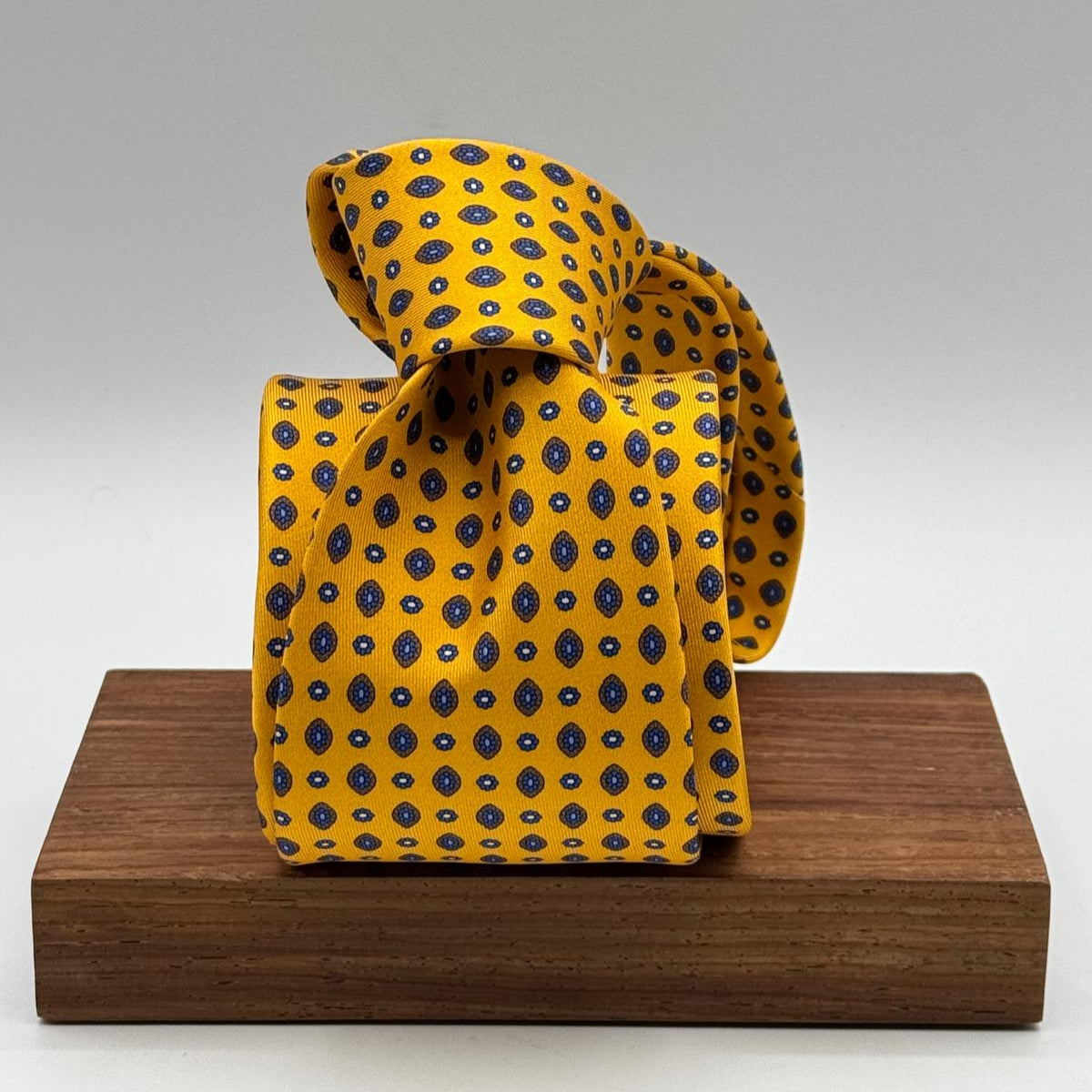 Cruciani &amp; Bella
100% Printed Silk&nbsp;
Tipped
Yellow, Blue and Brown Motif Tie
Handmade in Italy
8,5 cm x 148 cm
New Old Stock