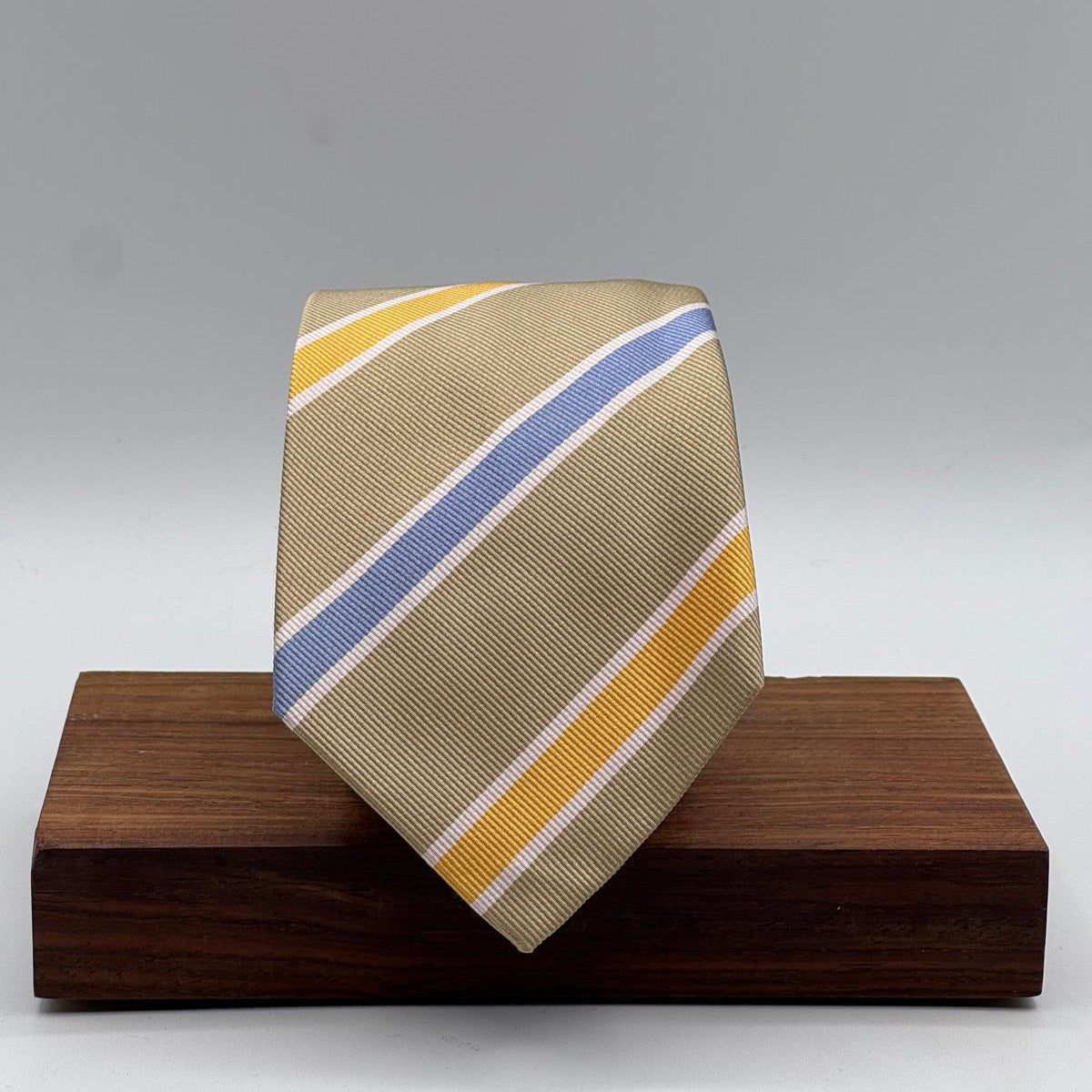 Cruciani &amp; Bella
100% Woven Silk&nbsp;
Tipped&nbsp;
Sand, Light Blue, Light Blue, Light Yellow and White stripes

Handmade in Italy
8 cm x 148 cm
New Old Stock