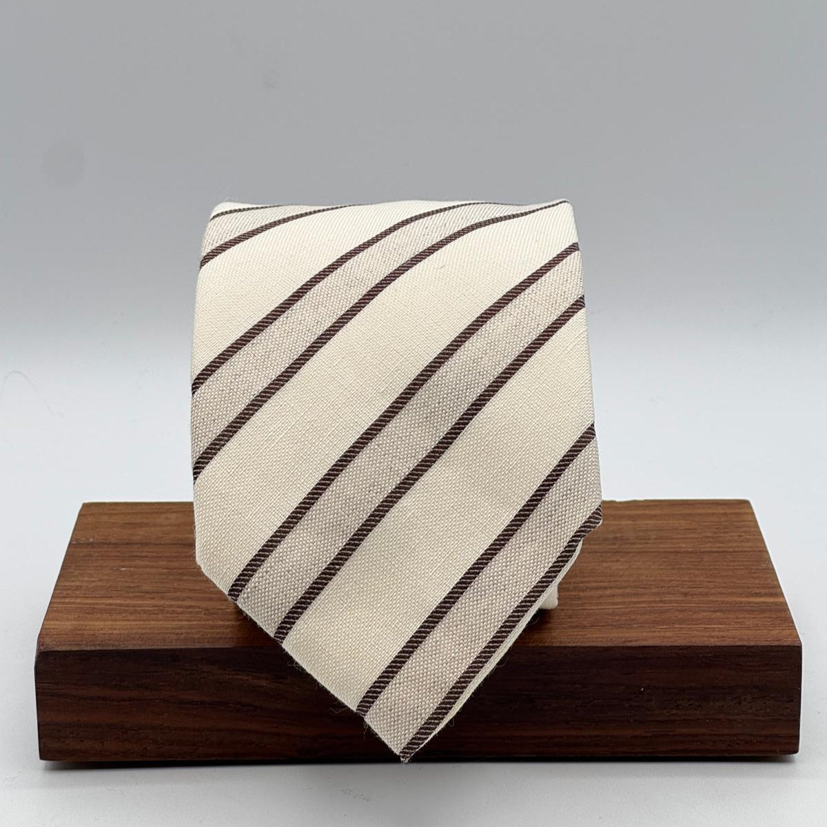 Cruciani &amp; Bella
60% Cotton&nbsp; 40% Linen
Jaquard
Self Tipped Tie
Off White and Light Brown Stripes
Handmade in Italy
9 cm x 148 cm
New Old Stock