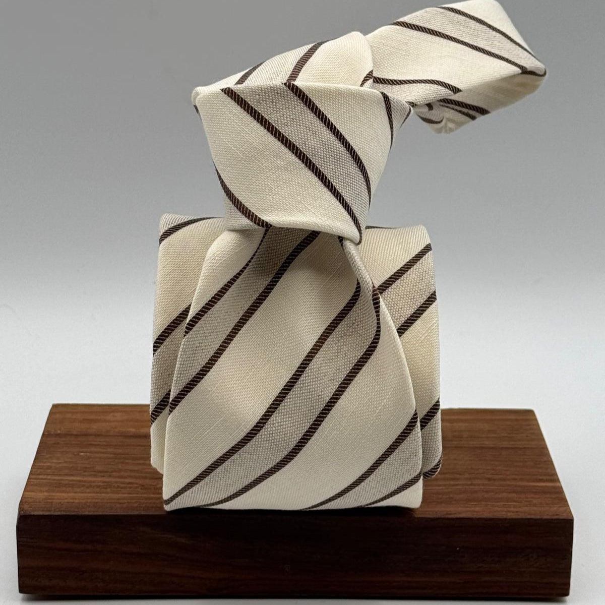 Cruciani &amp; Bella
60% Cotton&nbsp; 40% Linen
Jaquard
Self Tipped Tie
Off White and Light Brown Stripes
Handmade in Italy
9 cm x 148 cm
New Old Stock