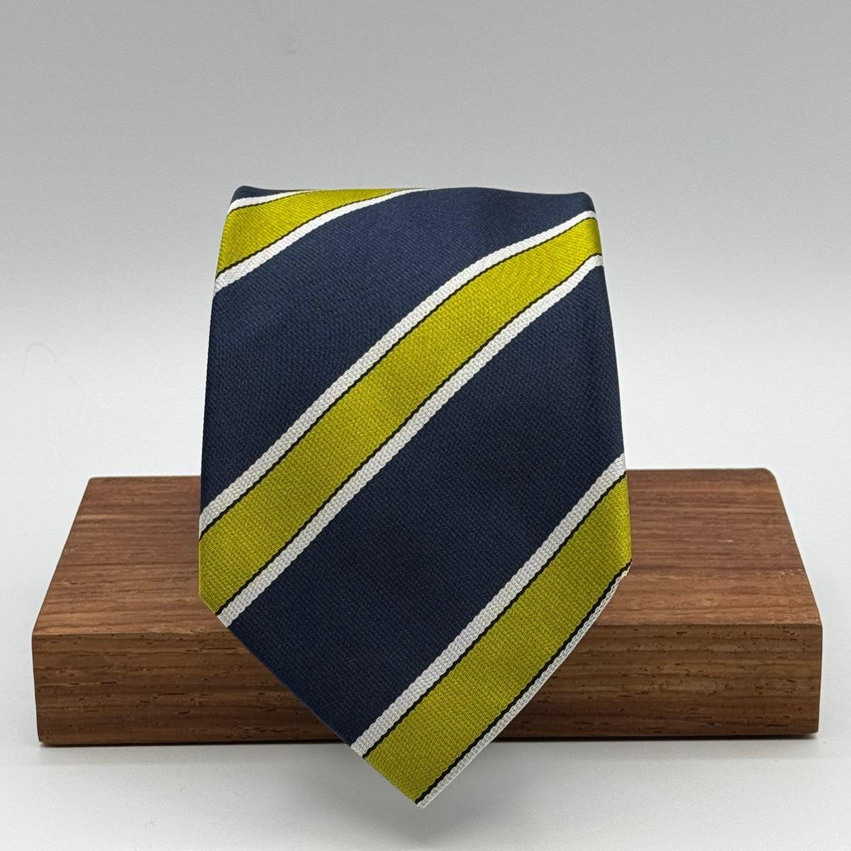 Cruciani &amp; Bella
100% Silk&nbsp;
Woven Jaquard
Self Tipped&nbsp;
Blue, Green, and White Stripes
Handmade in Italy
9 cm x 148 cm
New Old Stock