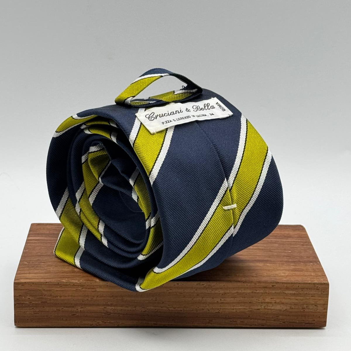 Cruciani &amp; Bella
100% Silk&nbsp;
Woven Jaquard
Self Tipped&nbsp;
Blue, Green, and White Stripes
Handmade in Italy
9 cm x 148 cm
New Old Stock