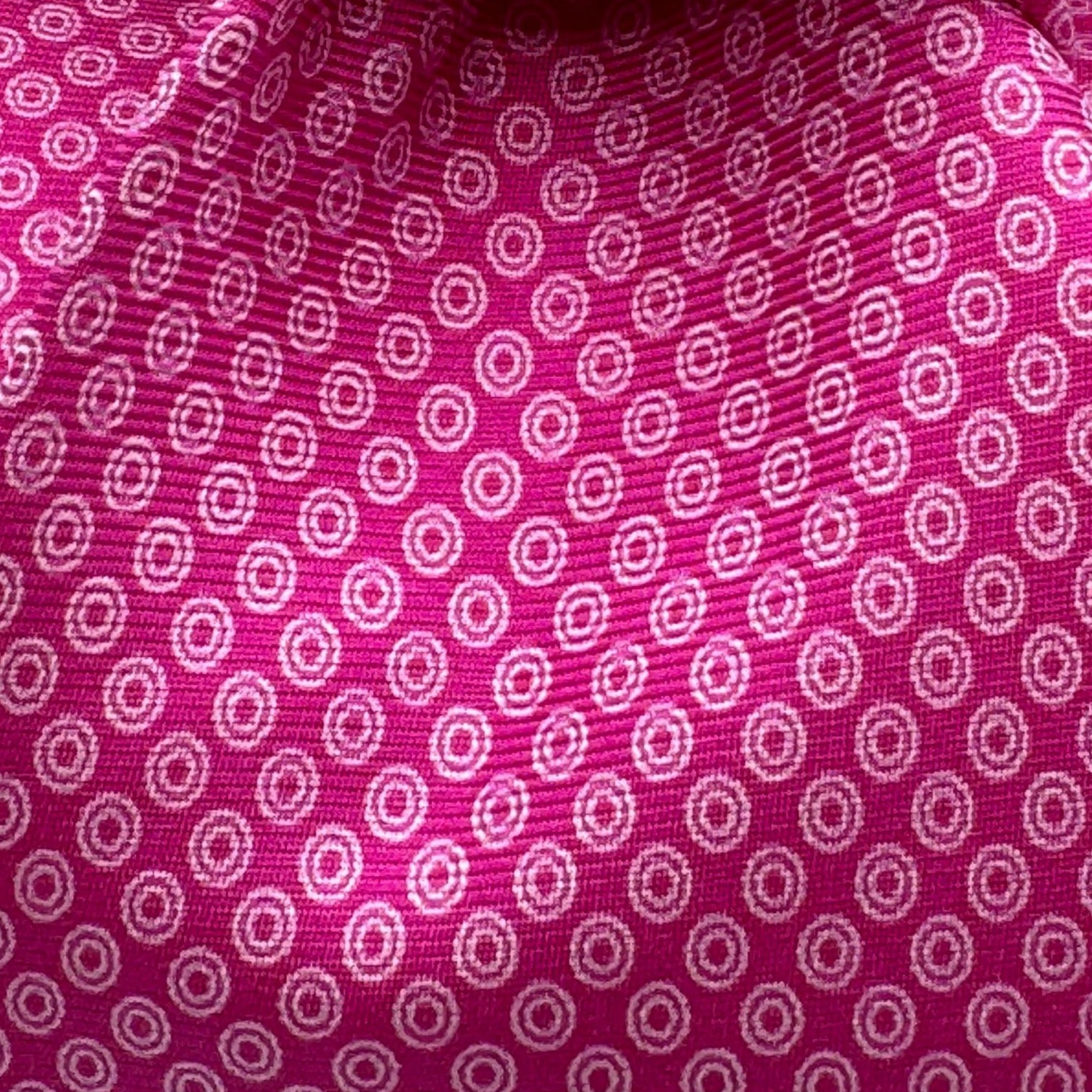 Cruciani &amp; Bella 100% Printed Silk&nbsp; Tipped Deep Pink, White Optical Motif Handmade in Italy 8,5 cm x 148 cm New Old Stock