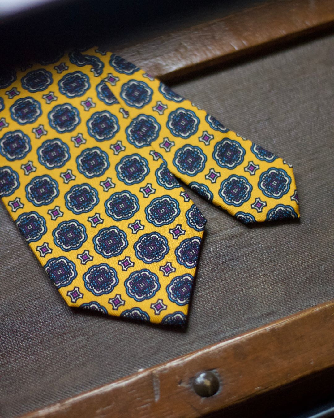 Cruciani &amp; Bella 100% Printed Silk Silk Made in England&nbsp; Self-tipped Yellow, Blue, &nbsp;Pink and Light Yellow Motif Tie 8 cm x 150 cm Handmade in &nbsp;England