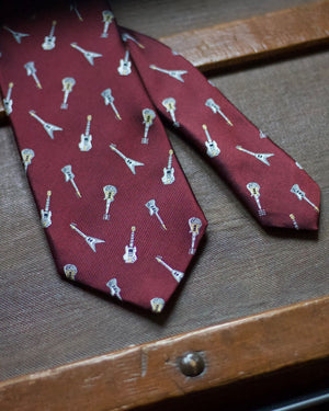 Cruciani &amp; Bella 100%&nbsp;Jacquard Silk Self-Tipped Burgundy, Guitars Motif Tie Handmade in Italy 8 cm x 150 cm