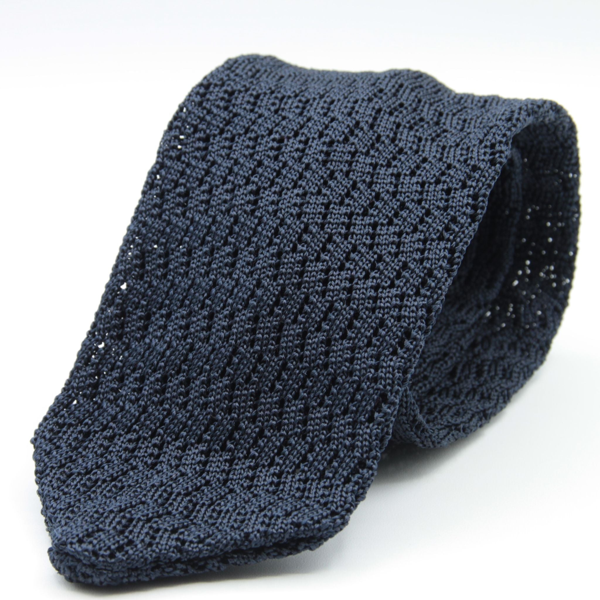 Cruciani &amp; Bella
100% Knitted Silk Tie
Navy Blue Zig-Zag Patterned Tie
Handmade in Italy
6/7 cm x 146/147 cm

#8927